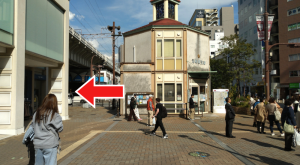 ②元町駅交番が見えたら左へ曲がります。